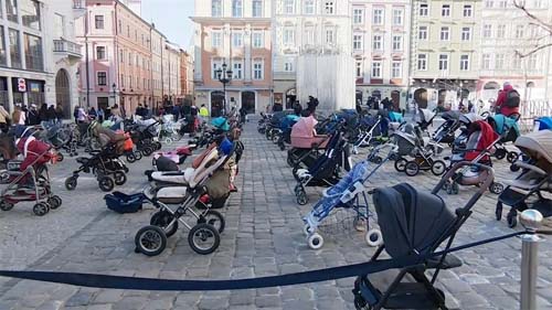 Guerra na Ucrânia: carrinhos de bebê vazios simbolizam crianças mortas