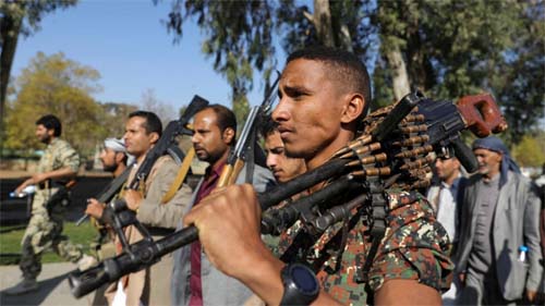 Navio comercial é atingido por míssil de rebeldes do Iêmen; dois mortos à bordo