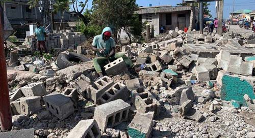 Haitianos buscam trabalho sobre escombros para sobreviver