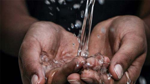 Uma em cada três crianças no mundo não têm acesso à água potável nas escolas