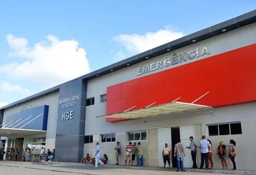 Jovem é atingido por tiros e socorrido por populares para o HGE