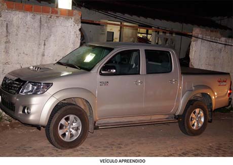 Dupla é detida com Hylux roubada em local de revenda de veículos no Tabuleiro