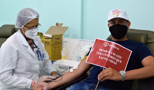 Hemoal faz campanha para doação de sangue e entrega boné temático aos voluntários