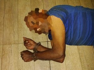Polícia prende homem que mantinha o pai acorrentado em casa no Sertão