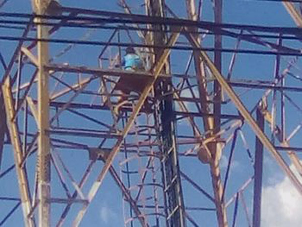 Homem é resgatado por moradores após tentar pular de torre em Major Izidoro