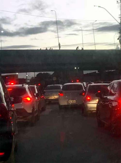 Após matar a mulher a facadas, homem se pendura em viaduto em Maceió