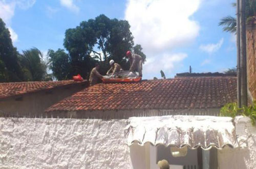 Suposto ladrão é baleado e morre em cima do telhado de casa na Avenida Rotary