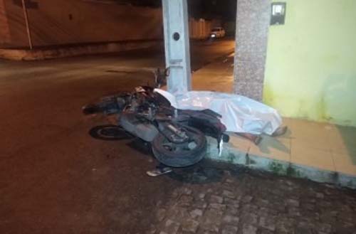 Homem morre atingido com tiro no momento que mostrava arma para mulher