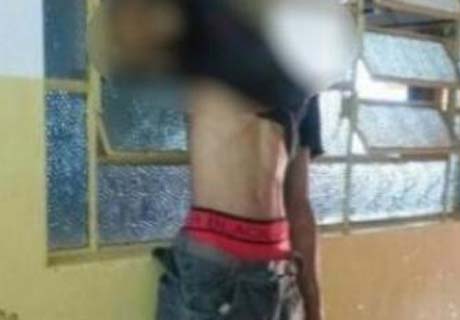 Homem morre entalado em janela após tentar furtar TV em escola
