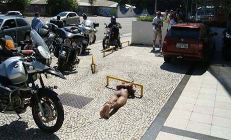 Outro homem nu aparece amarrado sob sol forte na Zona Sul do Rio