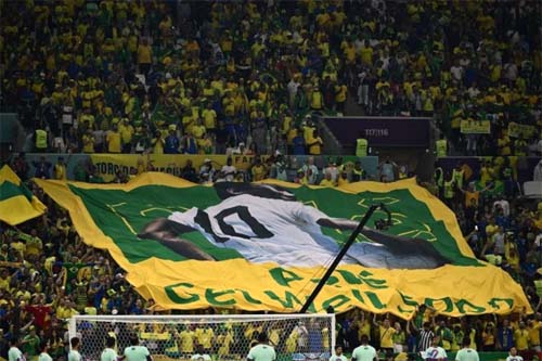 Brasileiros no Catar estendem bandeiras e mandam mensagens para Pelé