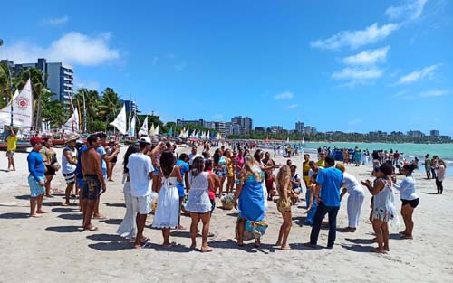Fiéis homenageiam Iemanjá com oferendas na Praia de Pajuçara