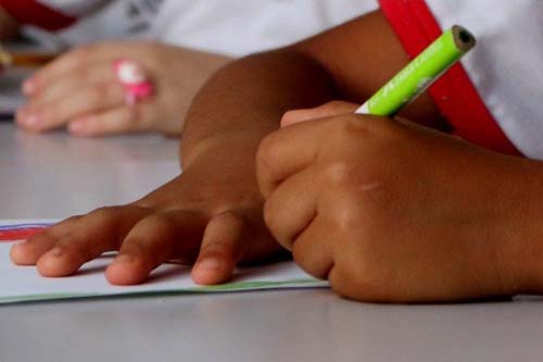 Especialistas analisam riscos e benefícios do homeschooling