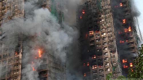 Número de vítimas fatais em incêndio em Hong Kong aumenta para 75