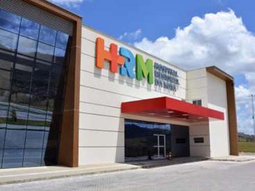 Motociclista fica ferido após perder controle e atingir parede