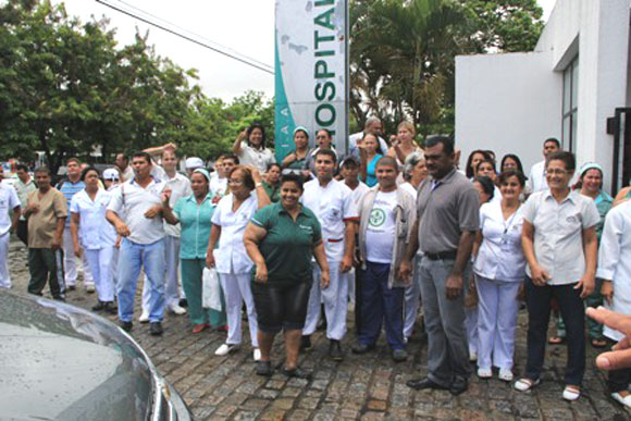 Funcionários do Hospital do Açúcar protestam contra atraso salarial de cinco meses
