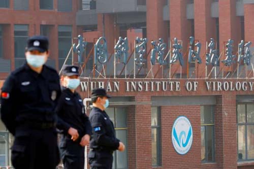 Funcionários de laboratório de Wuhan procuraram hospital antes de surto de Covid-19 vir à tona, diz WSJ