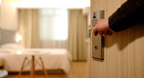 Hotéis do país recebem profissionais de saúde e idosos na quarentena