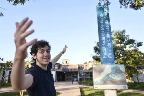 Estudando on-line, jovem é aprovado em 1º lugar geral em medicina