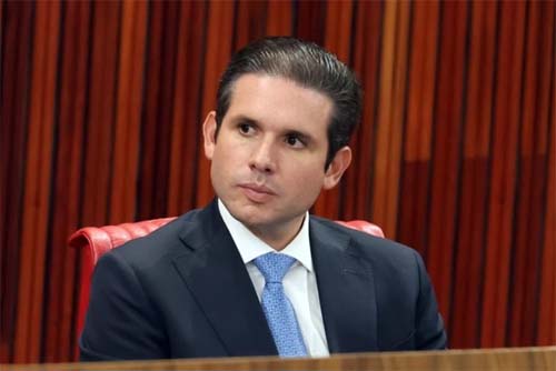 Motta cancela sessão na Câmara e convoca líderes para reunião emergencial após protesto da oposição