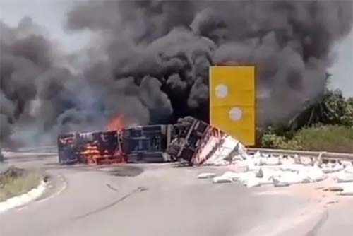 Acidente na BR-101: Veículo de carga capota e pega fogo na fronteira entre Alagoas e Sergipe