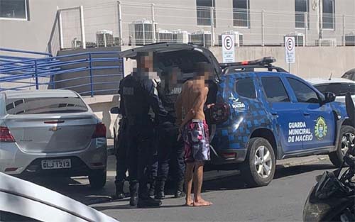 Homem surta e causa tumulto em faculdade na Jatiúca