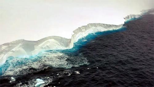 Maior iceberg do mundo que se soltou da Antártida tem quase um trilhão de toneladas