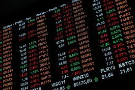 Ibovespa fecha acima de 118 mil pontos e se aproxima de marca histórica