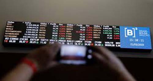 Otimismo externo e Petrobras puxam Ibovespa, que sobe 0,82%; dólar cai 1,2%, a R$ 5,38