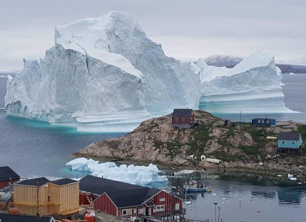 Iceberg gigante ameaça vilarejo na Groenlândia