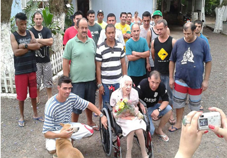 Presos tomam conta de mulher de 102 anos