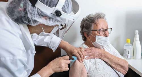 Número de mortes de idosos por Covid cresce e indica necessidade da quarta dose