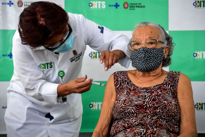 Bebida alcóolica deve ser evitada antes e depois da vacina contra covid