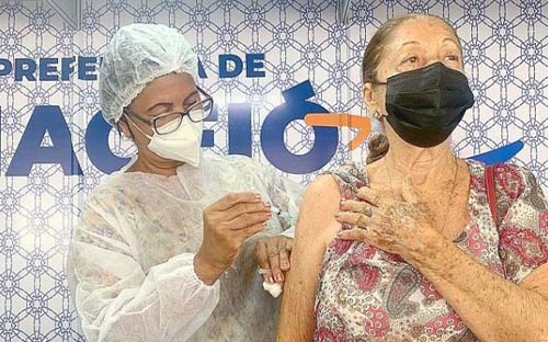 Cerca de 3 mil idosos tomaram 4ª dose da vacina contra a Covid-19 em Maceió