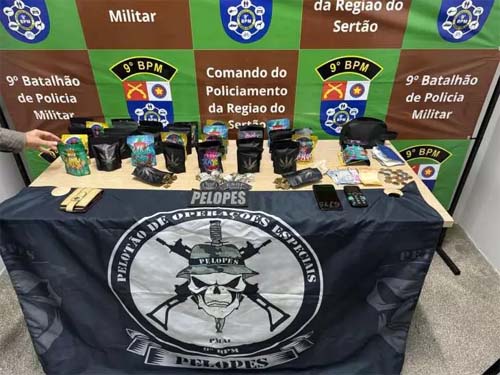 Idoso é flagrado com cerca 40 pacotes de maconha dentro de casa
