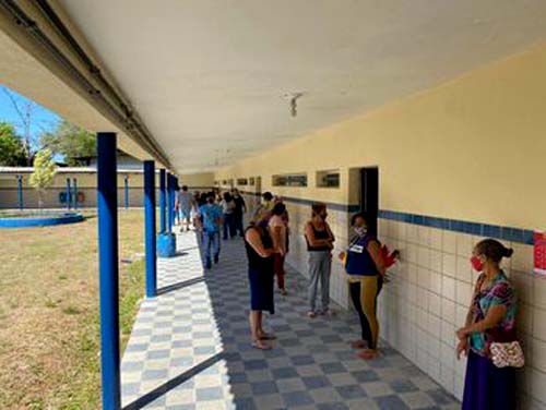 Em Maceió e no interior, idosos comparecem cedo para evitar aglomeração