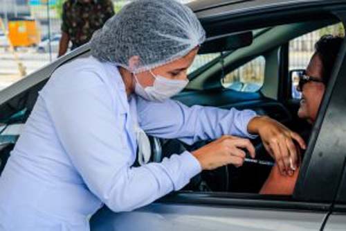 Vacinação contra a Covid-19 para idosos a partir de 83 anos segue até sábado (13)