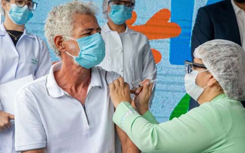 Vacinação reduz em 72% mortes de idosos por Covid-19 em Alagoas