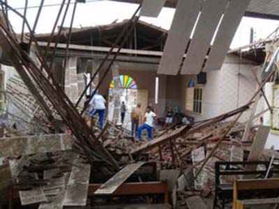 Após fortes chuvas, teto de igreja desaba em Flexeiras