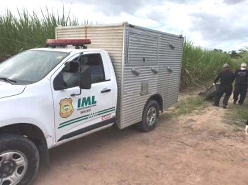 Dois homens são executados enquanto jogavam bola em campo