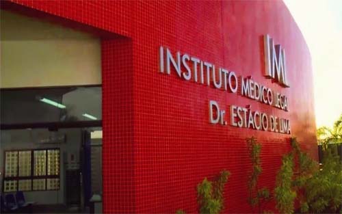 Mulher é encontrada morta com as mãos amarradas e faca cravada no pescoço dentro de residência em Maceió