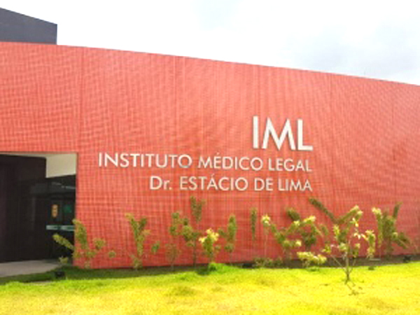 Homem é atingido por golpes de arma branca na cabeça e morre em Maceió