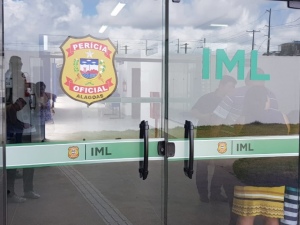 Familiares criticam e cobram liberação de corpos no IML de Maceió