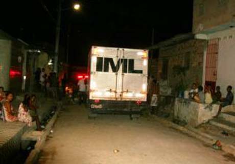 Jovem de 23 anos é assassinado próximo a bar e igreja católica na Jatiúca