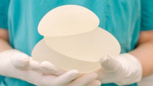 Retirada de próteses de silicone mamário aumentou quase 50% entre 2017 e 2021