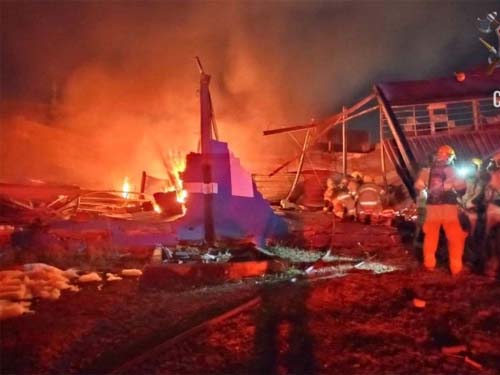 Incêndio de grandes proporções atinge galpão comercial em Águas Claras