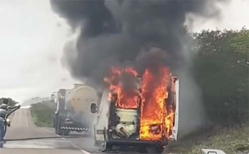 Após pegar fogo, ambulância fica destruída em Estrela de Alagoas