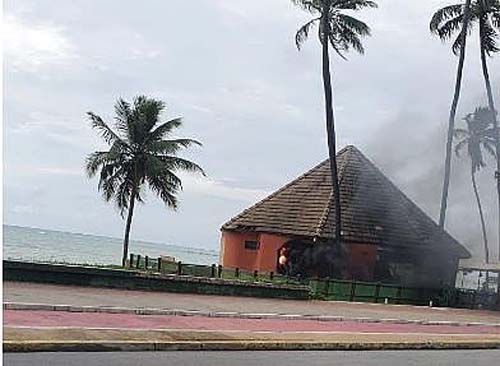 Princípio de incêndio atinge barraca na orla de Jatiúca