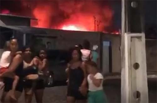 Incêndio destrói residência carregada de entulhos no bairro Benedito Bentes