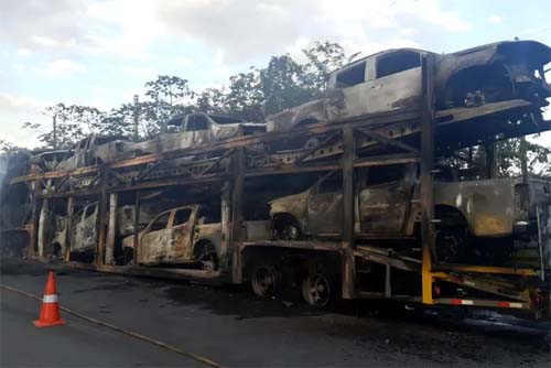 Incêndio destrói caminhão cegonha e caminhão furgão S-10 na BR-101, Alagoas